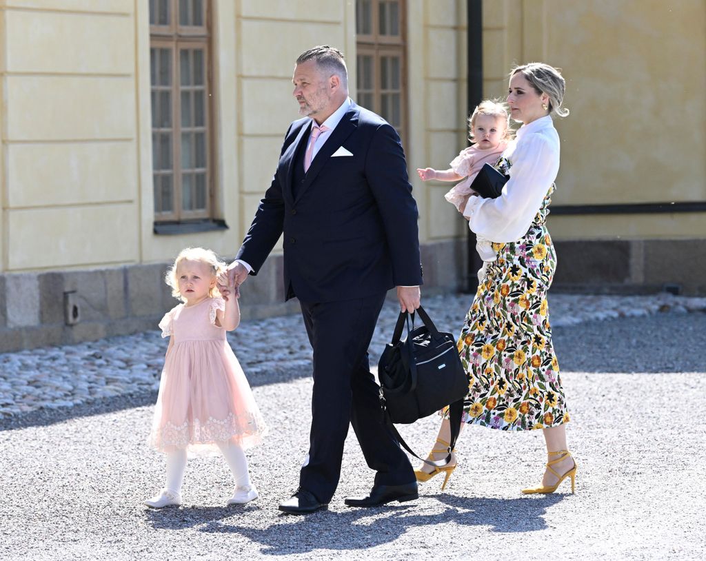 Lina Hellqvist, tía materna de la princesa Ines, y Mattias Wikström con sus hijas Ellie y Lily 