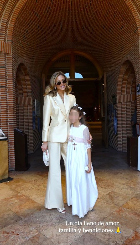 Carla Pereyra, con traje blanco, en la comunión de su hija con Diego Simeone en Madrid.