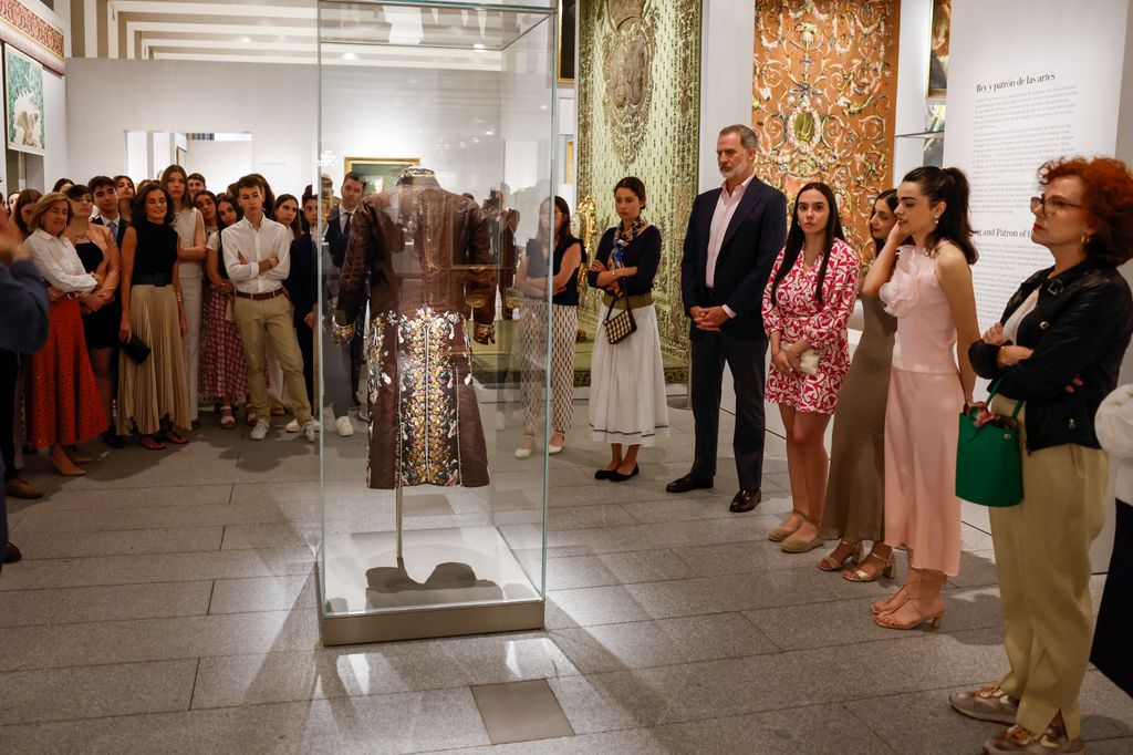 Los reyes Felipe y Letizia se unen por sorpresa a sus hijas para recorrer la Galería de las Colecciones Reales en el décimo aniversario de la proclamación del monarca