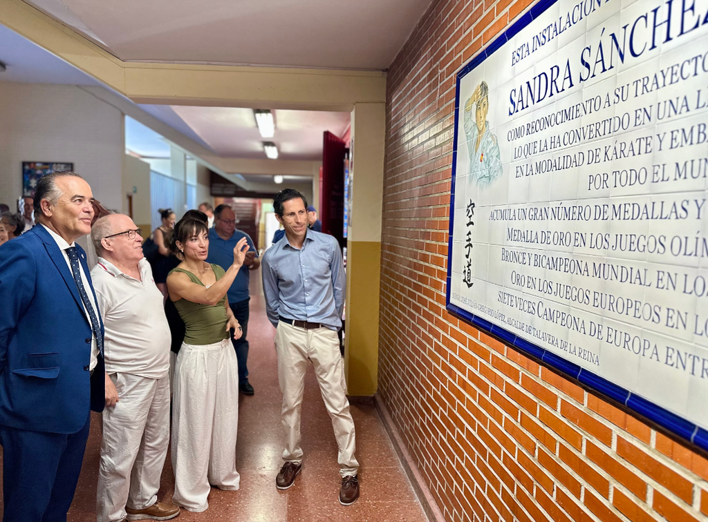 Sandra Sánchez en la inauguración del mural que le rinde homenaje en el polideportivo que lleva su nombre, Talavera de la Reina, Toledo