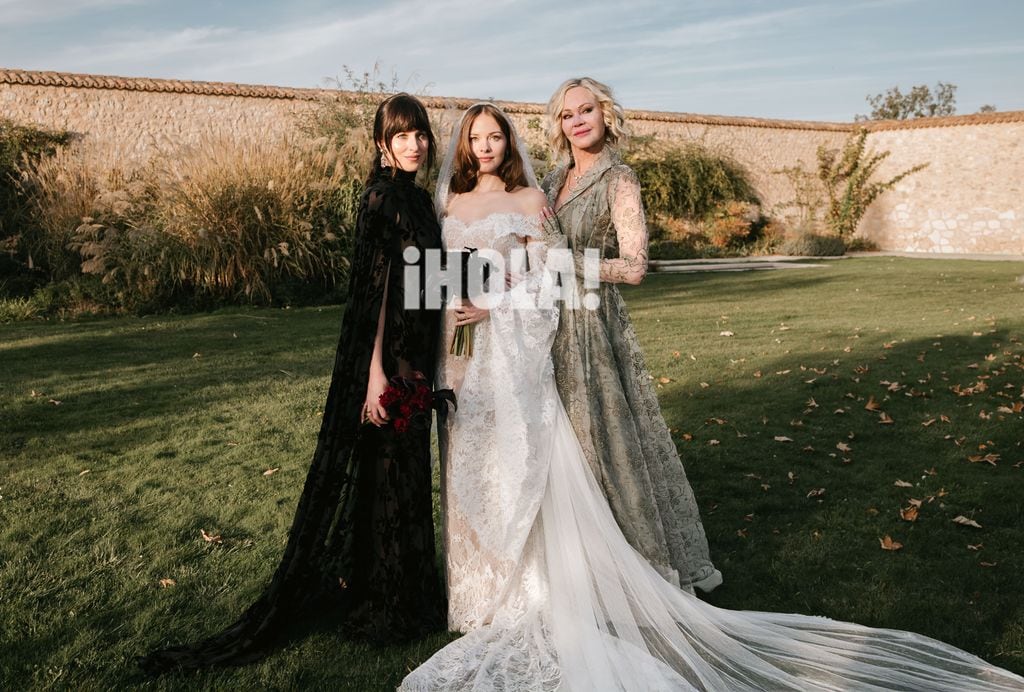 Stella Banderas con Dakota y Melanie