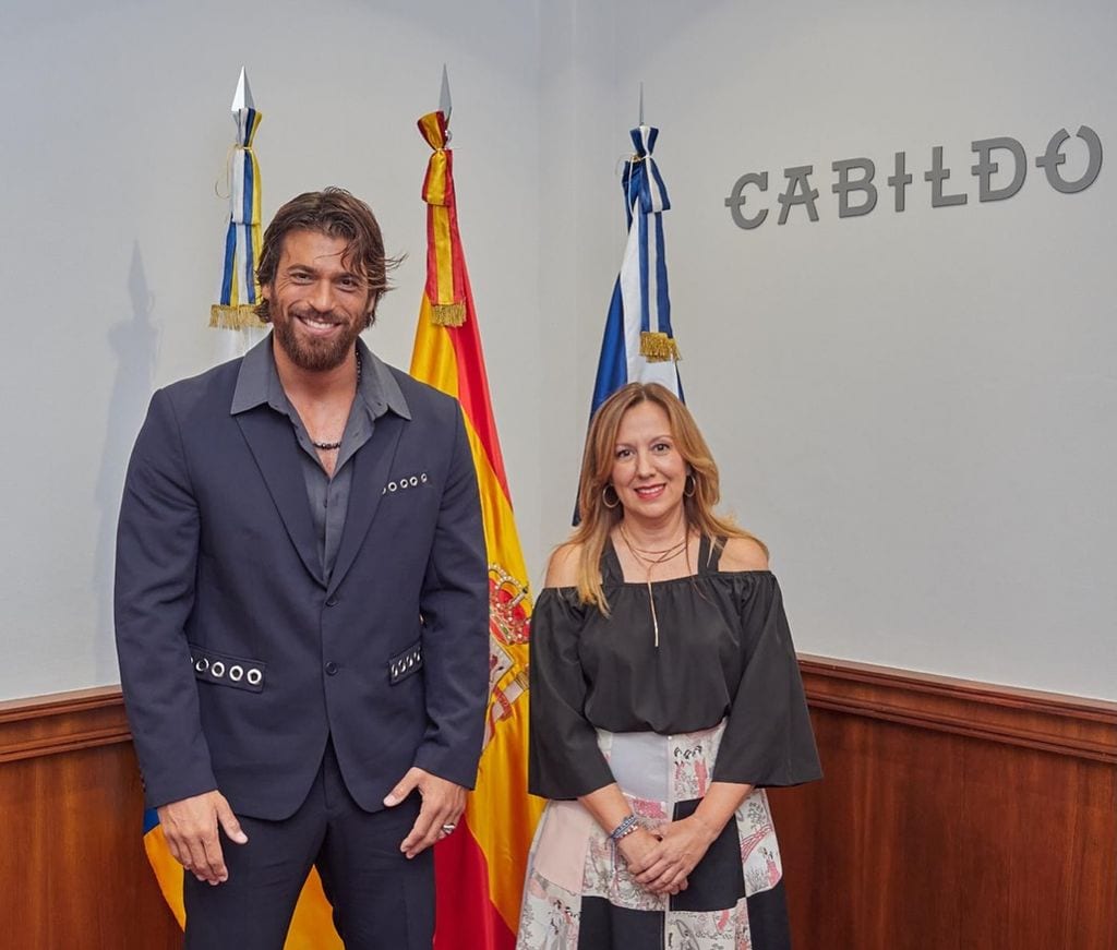 Can Yaman fue recibido en el Cabildo de Tenerife por Ros Davila, su presienta