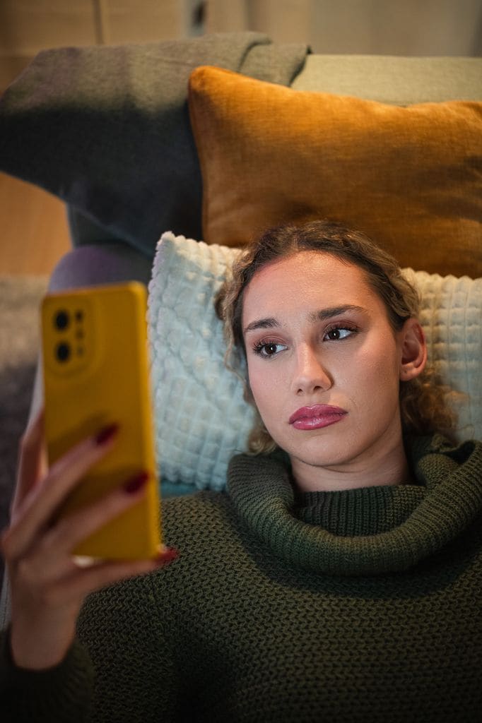 chica mirando movil