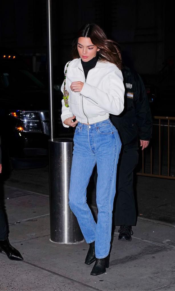 kendall jenner con bomber jacket de cinched elastic waist de magda butrym y jeans cintura alta