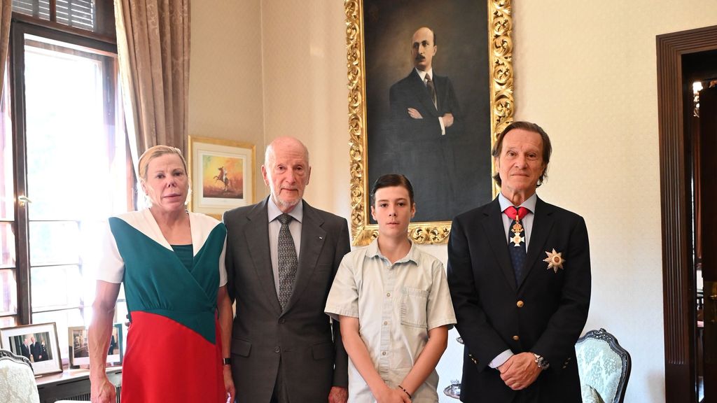 El príncipe Simeón junto a sus padres y a su abuelo, el rey Simeón de Bulgaria
