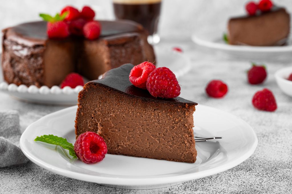 A la tarta de chocolate le van de maravilla frutas frescas como las frambuesas.