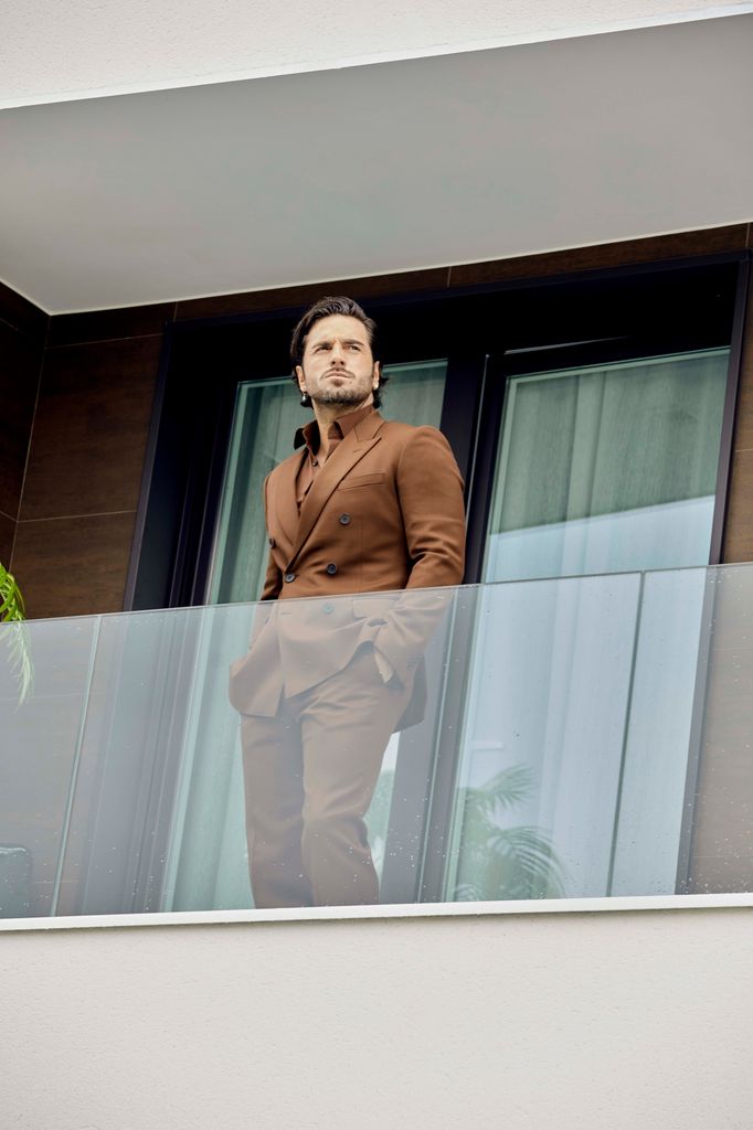 David Bustamante asomado en una de las terrazas en su impresionante casa