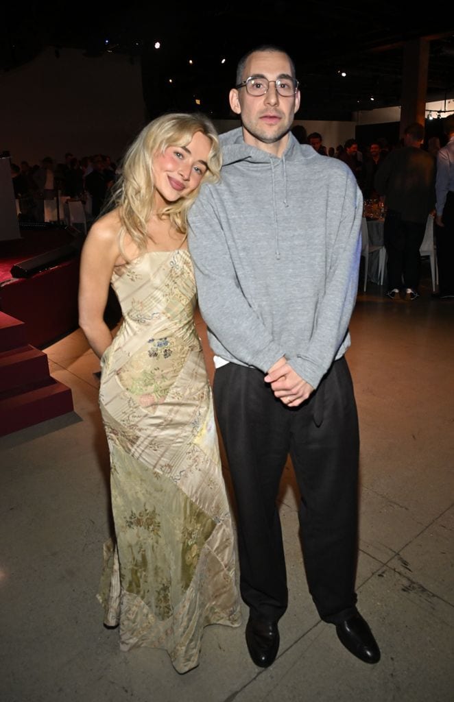 Sabrina Carpenter posa junto a Jack Antonoff, quien produjo su más reciente álbum.