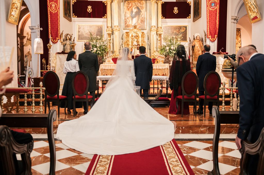 Vestido de novia con cola de cuatro metros