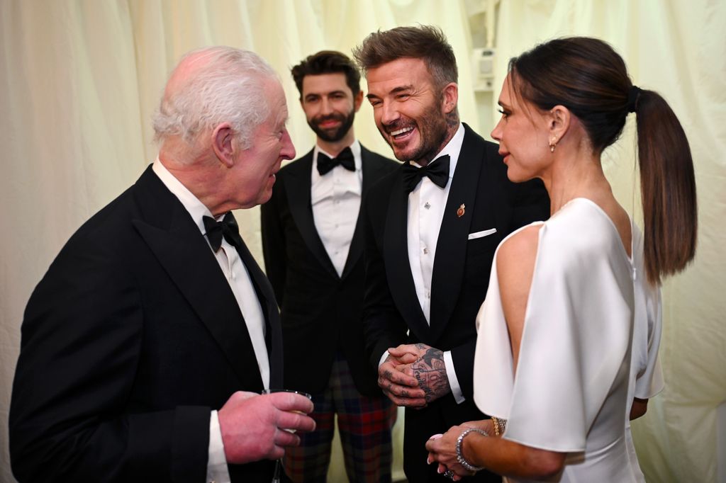 Mientras que con su rumorado nombramiento David pasaría a convertirse en Caballero, su esposa Victoria Beckham sería conocida oficialmente como Lady Beckham. 
