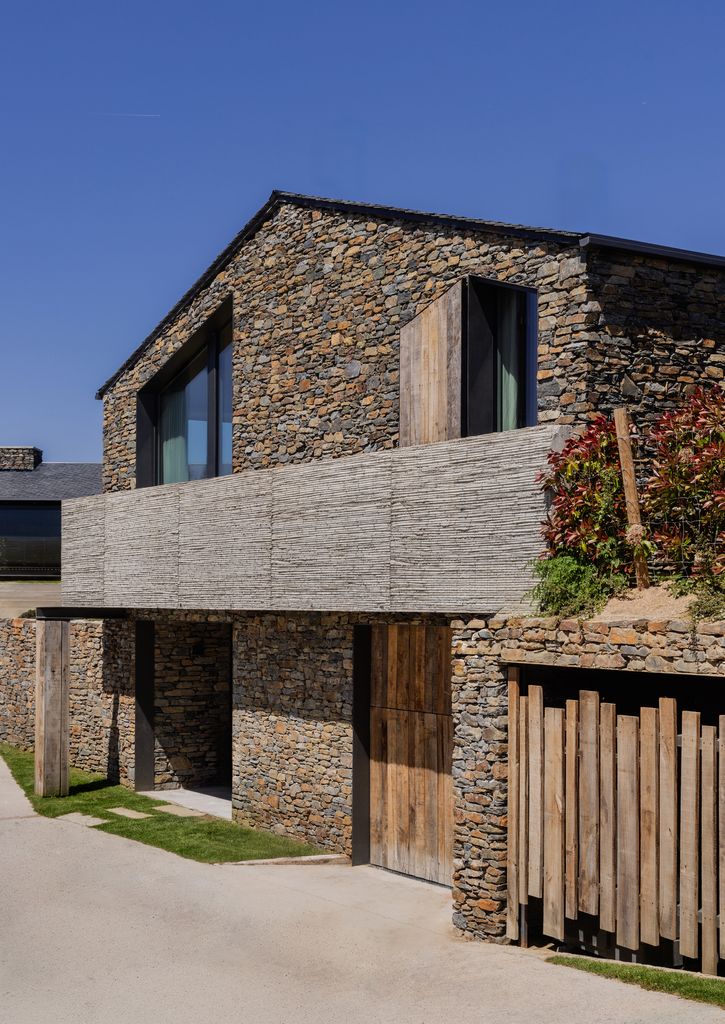 Casa con contraventanas de madera. 