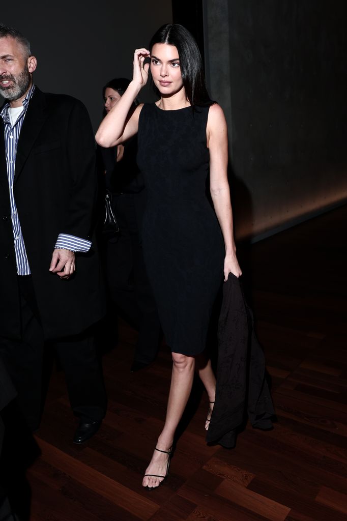 Kendall Jenner en una silueta minimalista y femenina. 