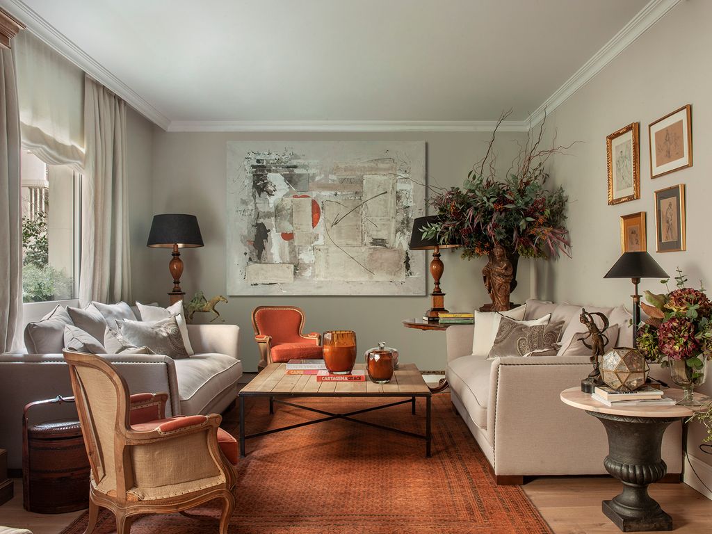 Salón con piezas clásicas y cuadro moderno. 