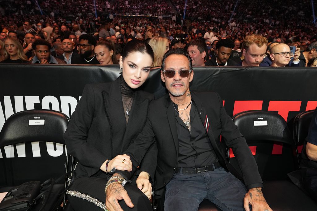 Nadia Ferreira y Marc Anthony en la pelea de Canelo Álvarez contra Terence Crawford en el Allegiant Stadium de Las Vegas.