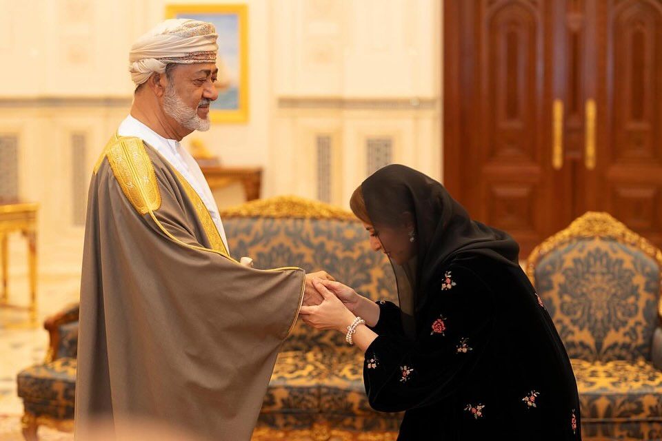 El sultán Haitham bin Tariq entregó condecoraciones con motivo del Día Nacional de Omán. Entre los galardonados de este año se encontraba su esposa, que recibió la Gran Cruz de la Orden del Mérito, una distinción que rara vez se otorga a mujeres, y esta es también la primera vez que la esposa del soberano recibe tal honor