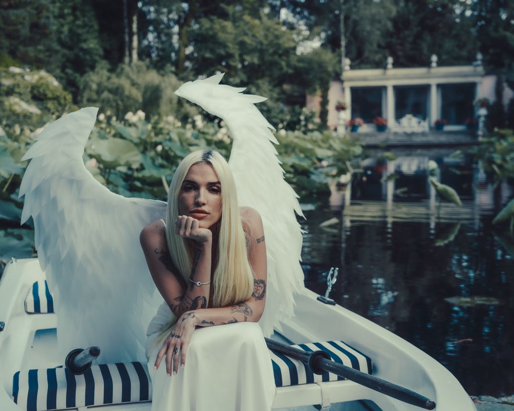 La cantautora venezolana Elena Rose ha lanzado su esperado álbum debut ‘Bendito Verano’ .