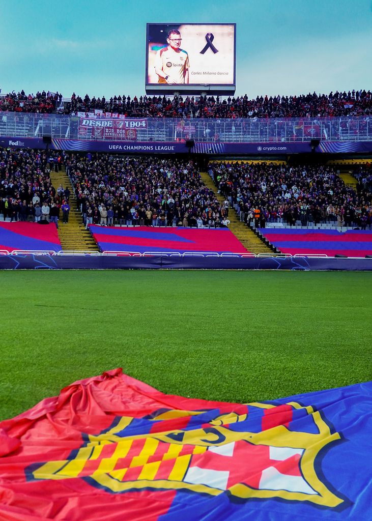 Los aficionados del Barça guardaron un sepulcral minuto de silencio en memoria de Carles Miñarro
