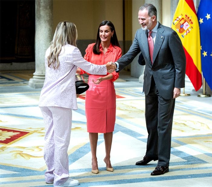 El rey Felipe estrecha la mano a Alexia Putellas