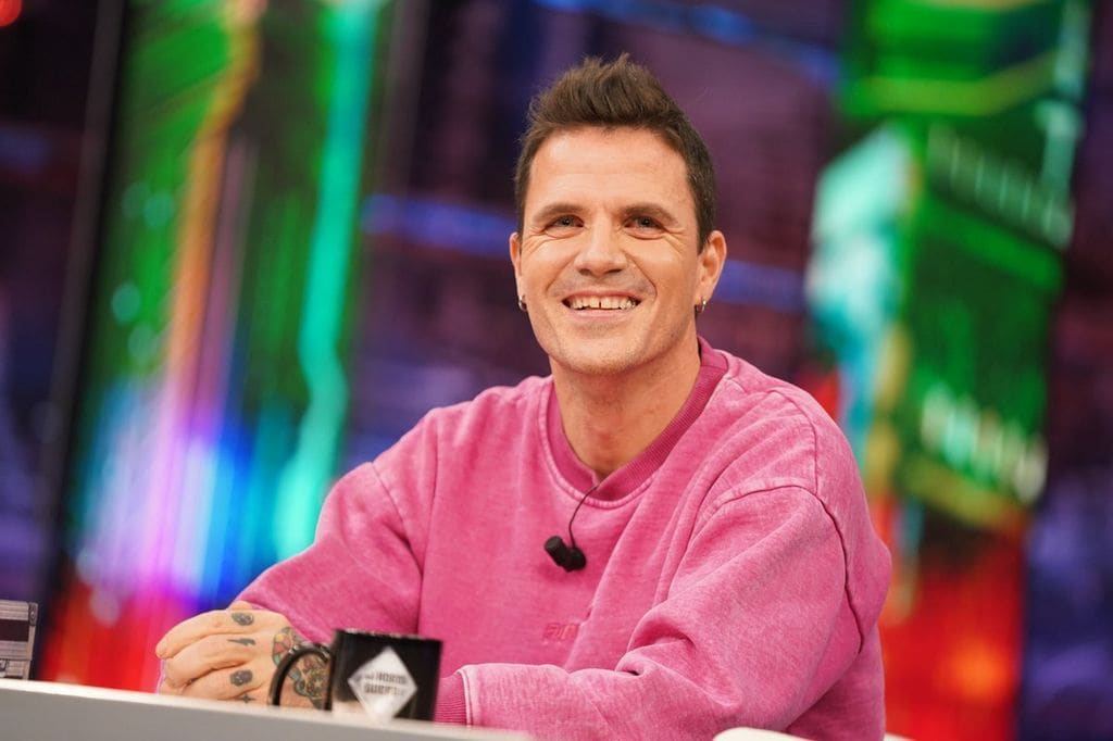 Plano medio de Dani Martín en El Hormiguero