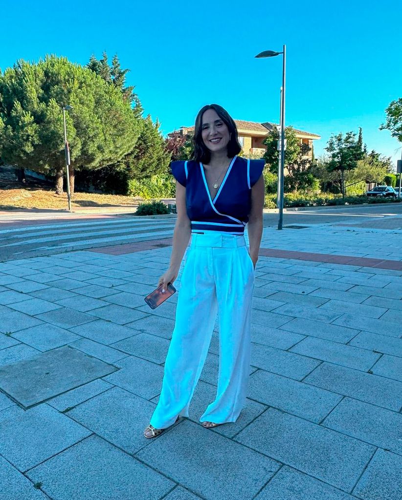 Tamara Falcó con maxipendientes metalizados