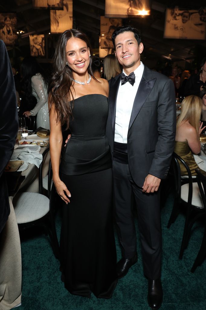 Jessica Alba y Danny Ramirez en la Baby2Baby Gala 2025, el 8 de noviembre de 2025.