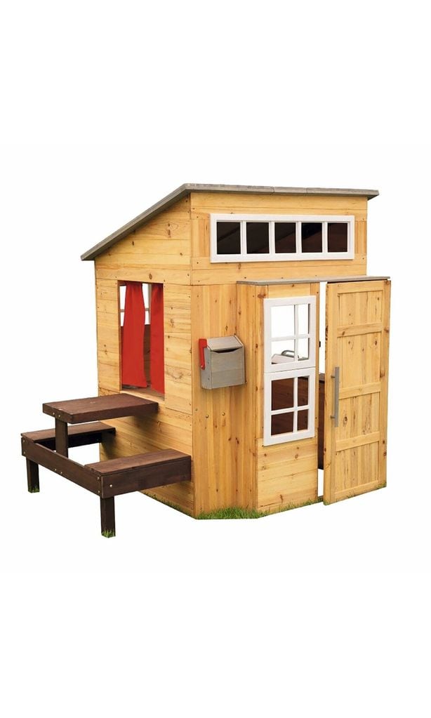 Casita de jardín de madera de pino natural, con tejado y banco de pícnic (283,94 €), en Wayfair.