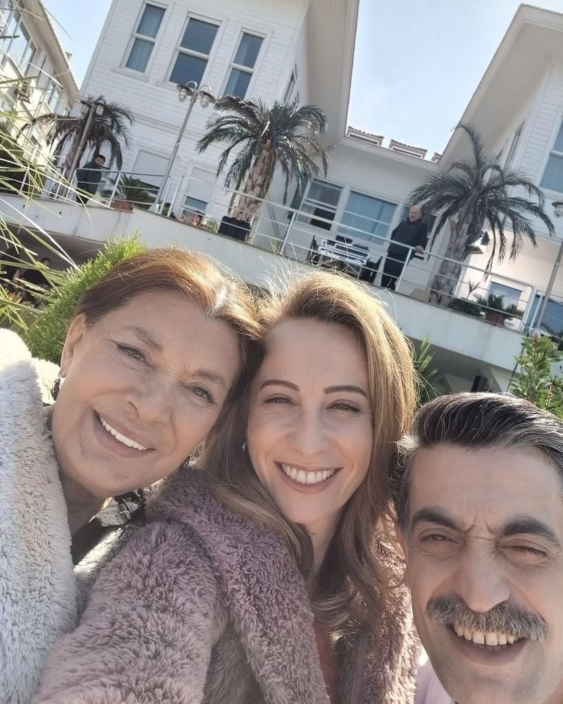 Los actores que dan vida a la tía Hattuç, Esme y Kazim