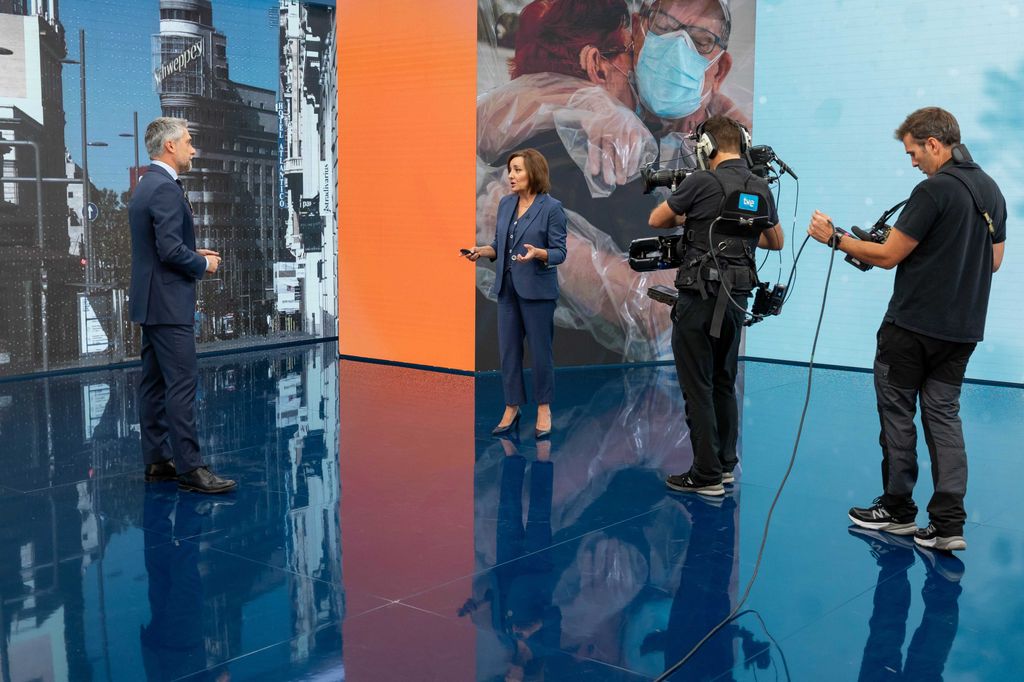 Carlos Franganillo y Pepa Bueno presentando 'El Telediario de nuestras vidas'