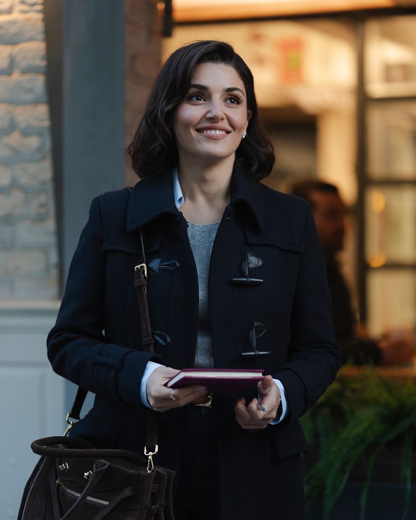 En 'İki Dünya Bir Dilek', Hande interpreta a una abogada llamada Bilge
