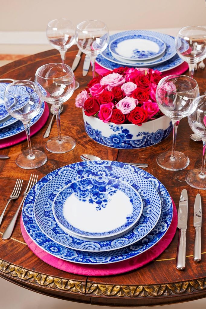 Vajilla en blanco con decoraciones en azul cobalto, diseño de Marcel Wanders para Vista Alegre