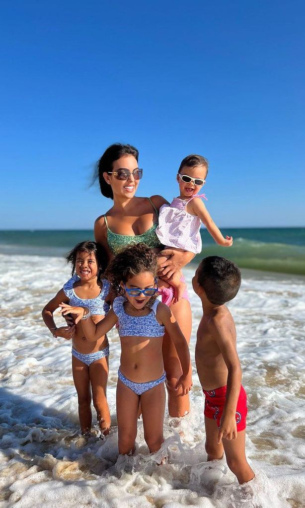 georgina rodr guez y su familia en la playa