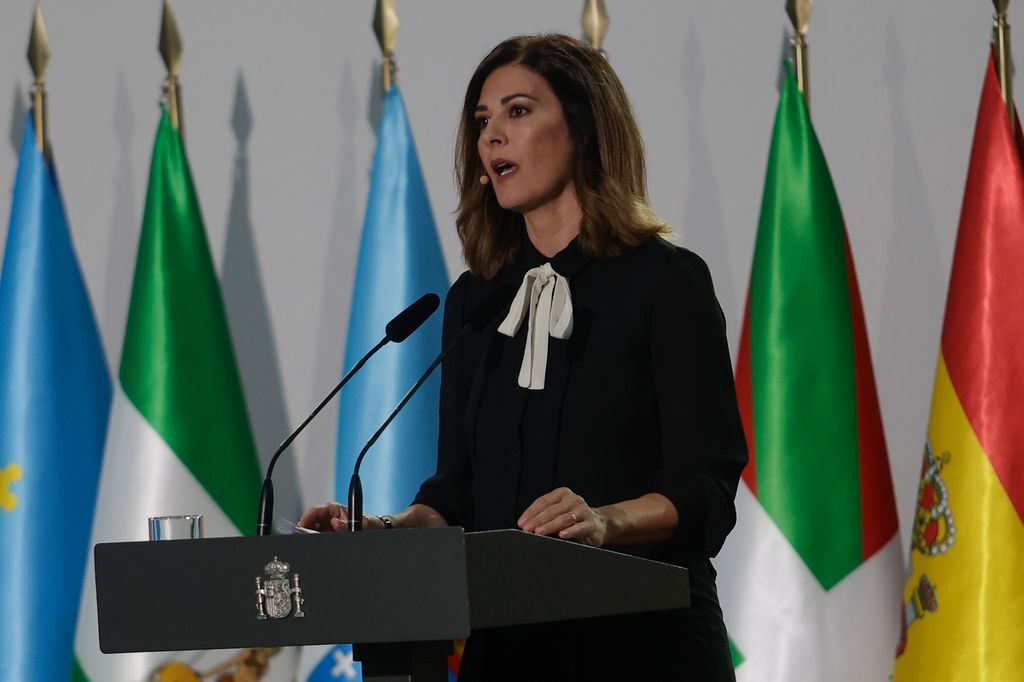 La periodista Lara Siscar presentando el homenaje a las víctimas de la DANA