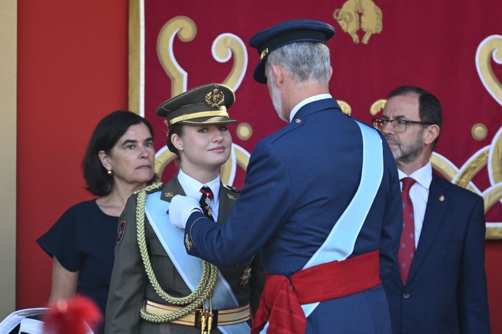El Rey ayuda a la Princesa a colocarse bien el Toisón de Oro
