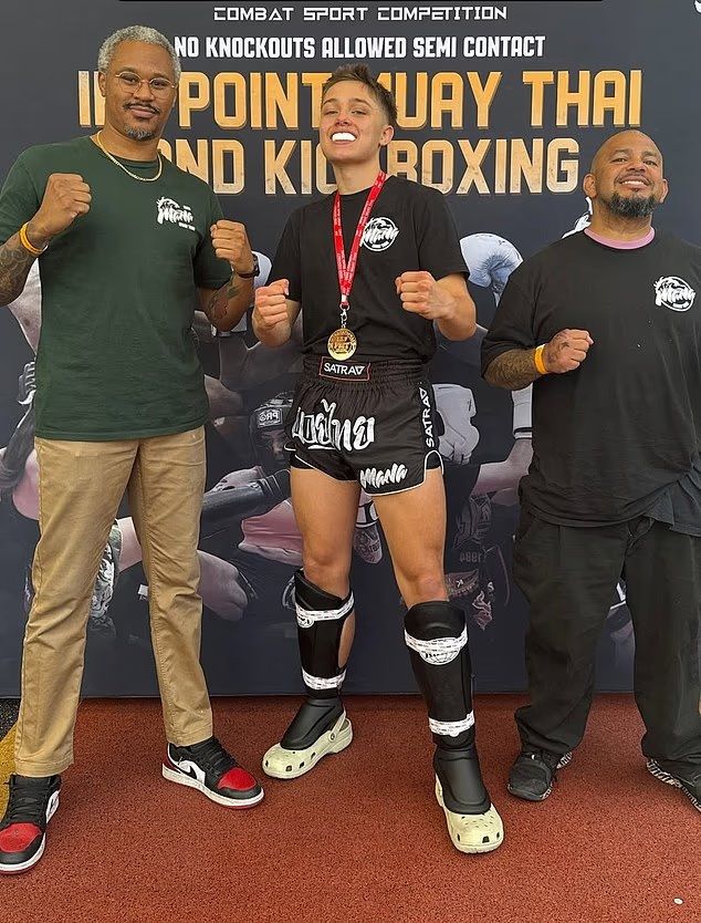 Knox Jolie posó orgulloso tras su triunfo en muay thai el mismo fin de semana de su cumpleaños.