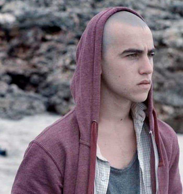 Àlex Monner empezó su andadura en la serie 'Pulseras Rojas'.