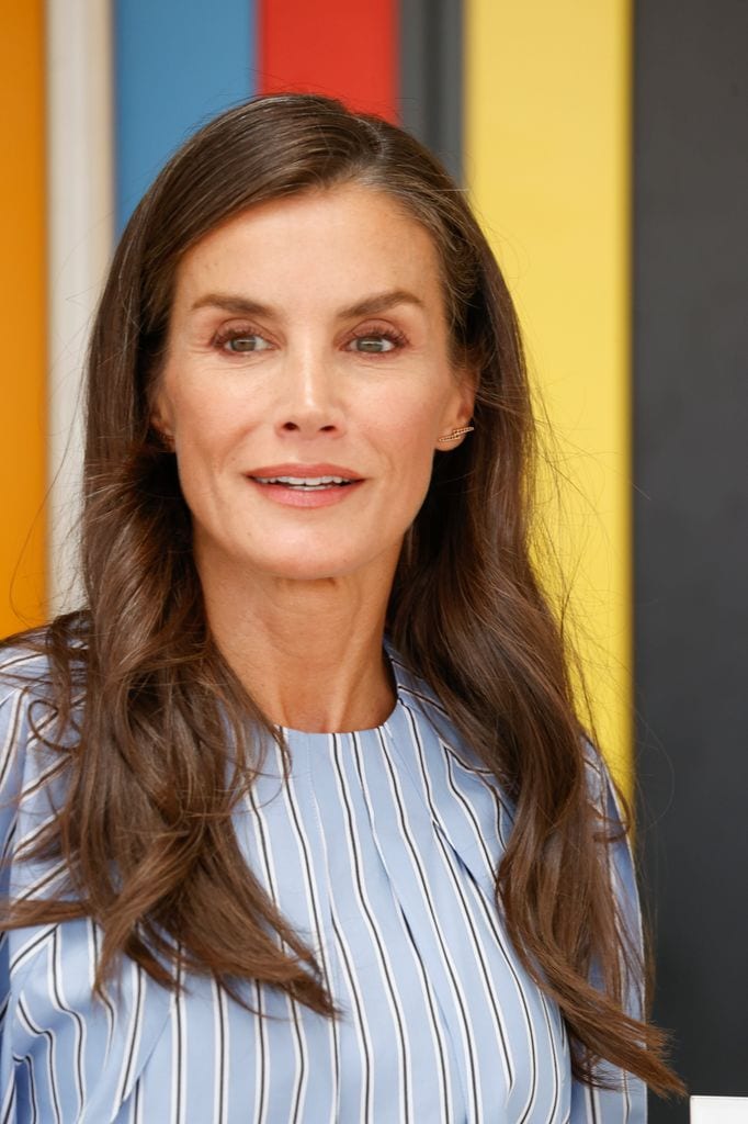 Reina Letizia con camisa de rayas