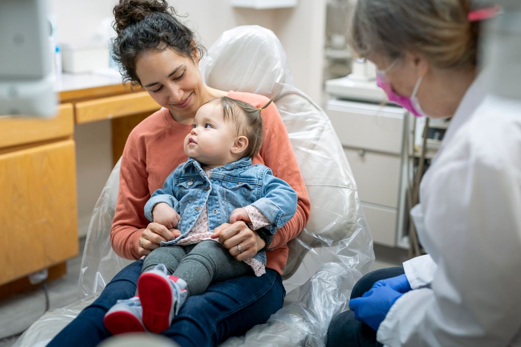 Bebé en el dentista con su madre