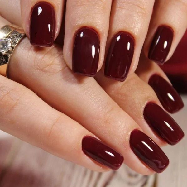 Manicura burdeos para novias