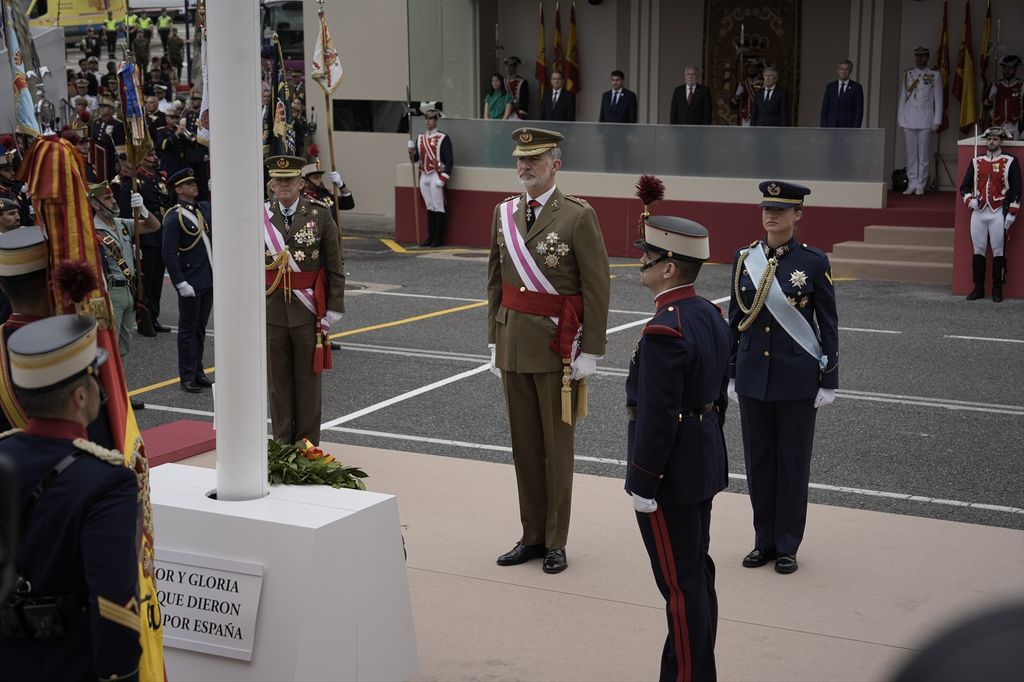 El Rey y su hija honran a los caídos por la Patria