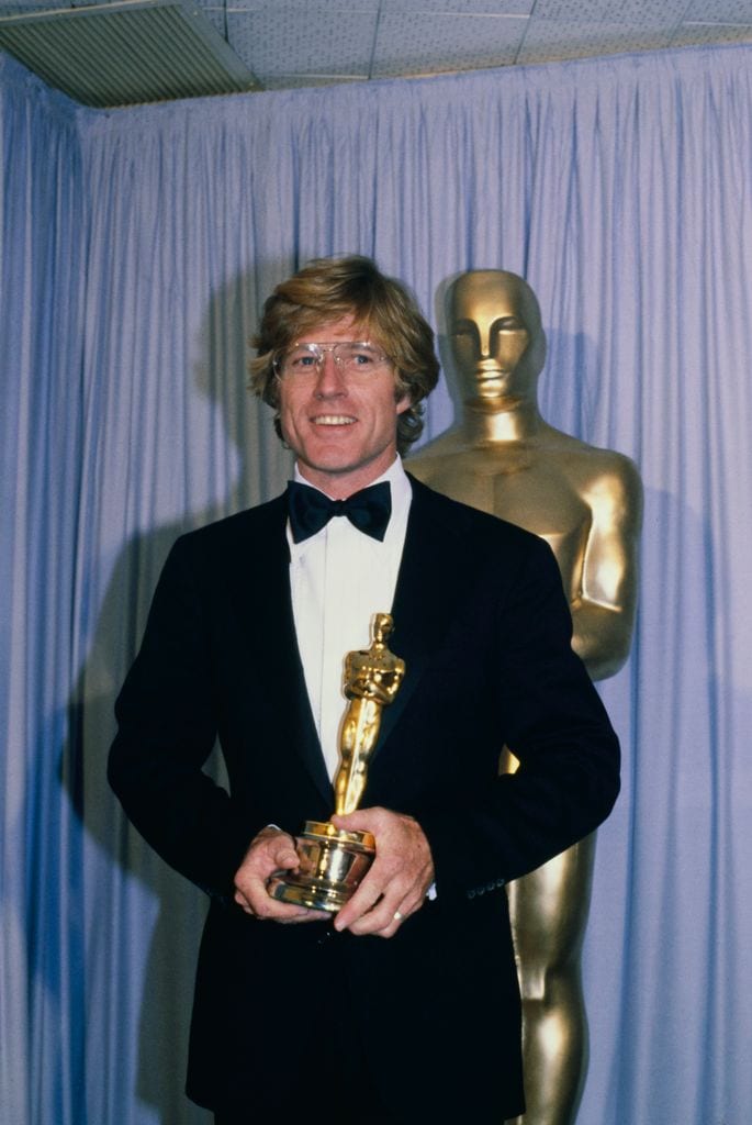 Robert Redford con su Oscar por Gente corriente el 31 de marzo de 1981