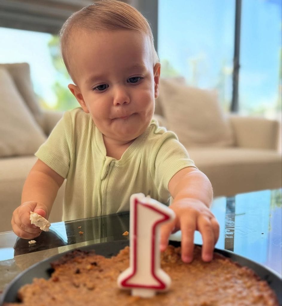 Milo estaba feliz por el postre de cumpleaños que le prepararon en casa