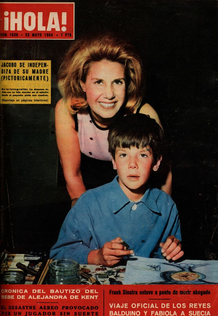 La duquesa de Alba con su hijo Jacobo en mayo de 1964
