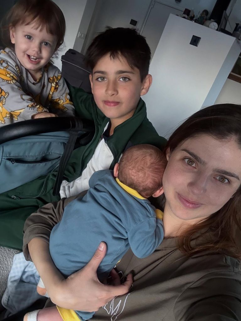 Michelle Renaud con sus tres hijos.