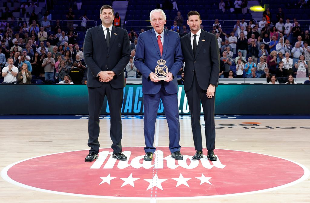 Clifford Luyk, junto a Rudy Fernandez y Felipe Reyes, durante el homenaje que recibió en el Movistar Arena de Madrid