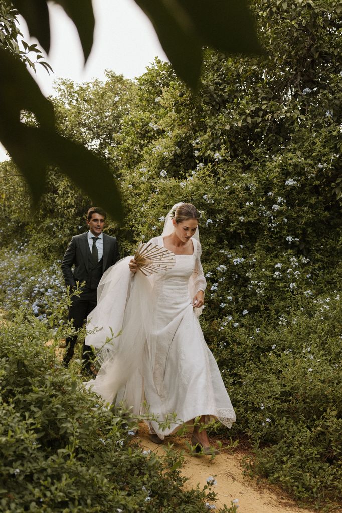 Vestido de novia de Belén Miranda con colcha vintage de abuela
