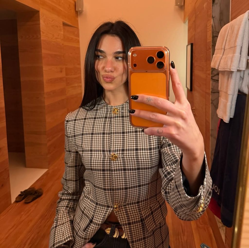 Dua Lipa con su manicura espresso