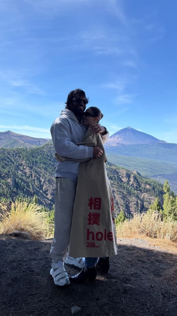 Can disfruta los pocos ratos libres que tiene durante el rodaje para descubrir los encantos de la isla junto a su novia, Sara Bluma