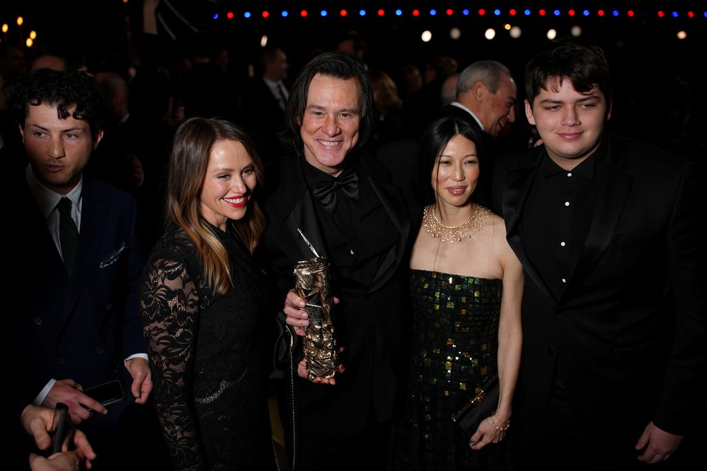Jim Carrey con su hija, Jane, de 39 años (a la izquierda de la imagen) y su novia, Min Ah, de 33, (a la derecha) y su nieto Jackson, de 16, en la entrega de los premios Cesar