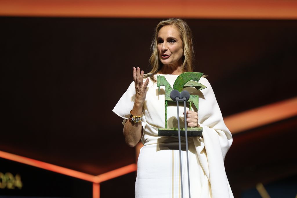 Plano medio de Marta Reyero dando un discurso de agradecimiento por su premio