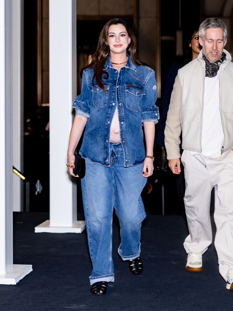 Anne Hathaway reafirma la atemporalidad de los jeans.